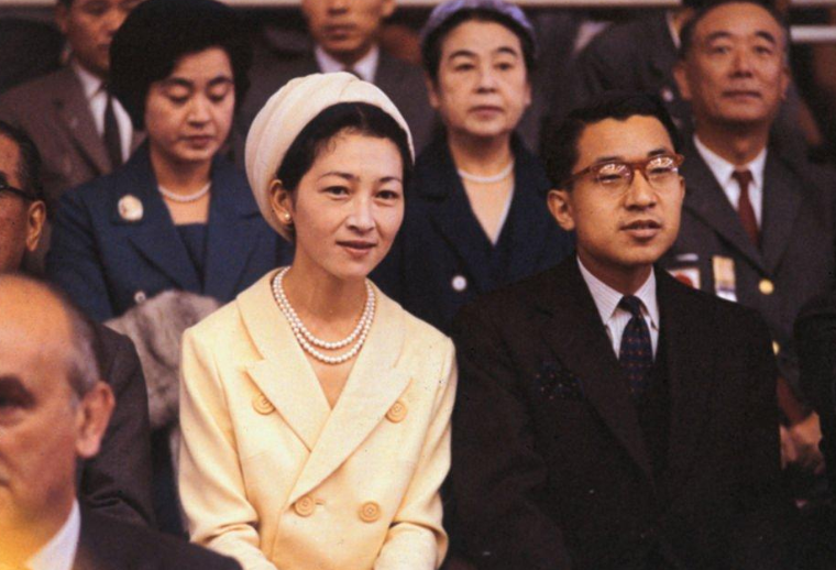 比赛结束后,明仁就刻意接近美智子.