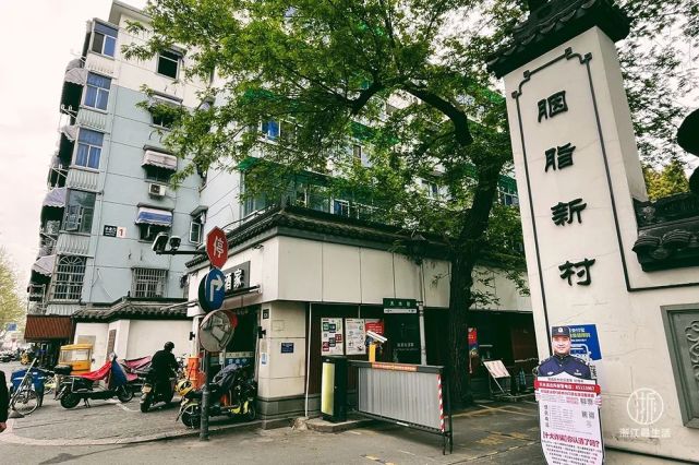 出了1号线武林广场站,走到体育场路再左拐200多米,就能看到胭脂新村的