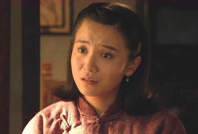 主演的谍战剧《悬崖》,在剧中饰演聪明过人的中共地下工作者顾秋妍,而