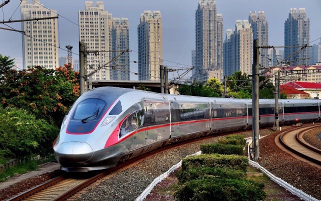 中国铁路为何不满足有4国技术的和谐号,复兴号高铁又强在哪里?