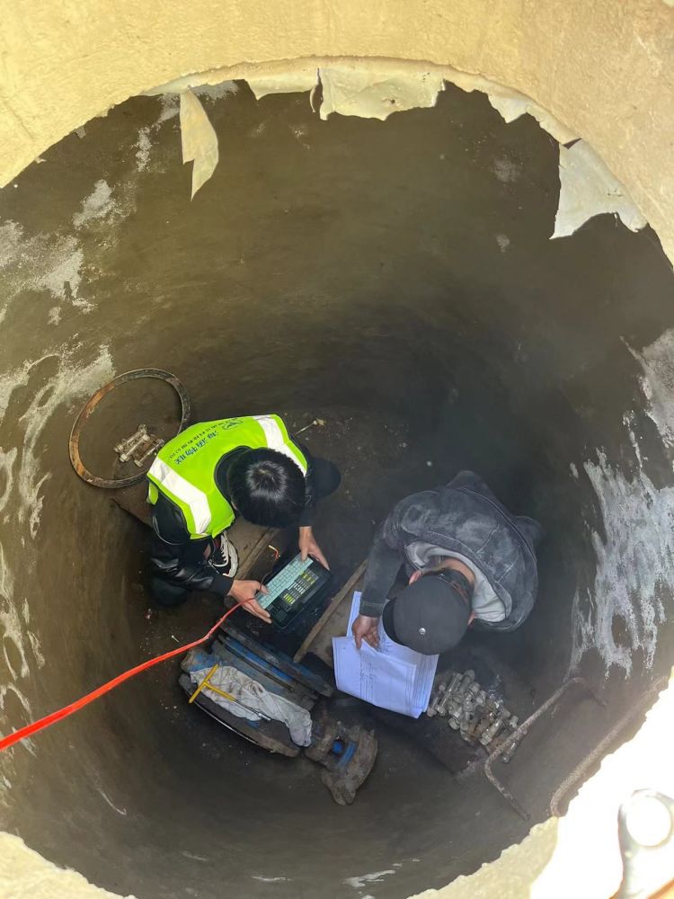 但室内暗装或埋地排水管隐蔽前必须做灌水试验