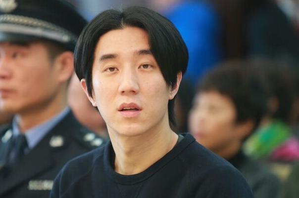 就拿房祖名来说从小衣食无忧,可在他的记忆里却从