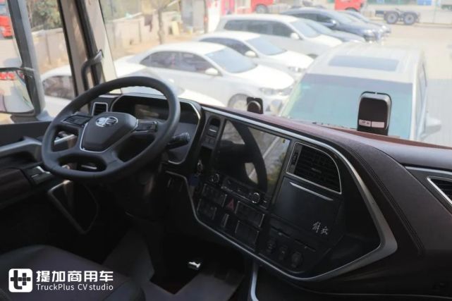 青岛解放的旗舰卡车迎来蜕变,鹰途商务舱超详细评测之外观内饰篇