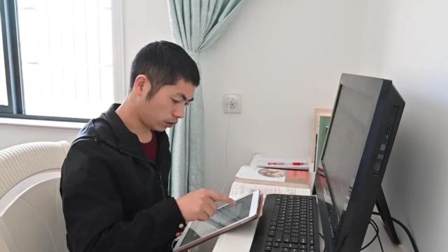 4月8日上午,记者在祁门二中八年级语文老师徐礼鹏家里,看见他正对着