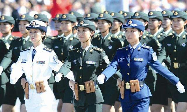 阅兵仪式时,女兵突然内急怎么办?和西方相比,中国的做法更暖心