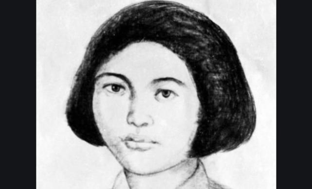 故事:她赤着脚拖着镣铐走到坑边,敌人想推她进去,她说:滚开