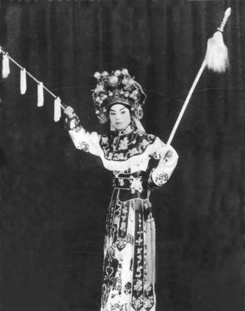 同年秋,姚水娟聘请原《大公报》记者樊迪民为编导,开创了女子绍兴文戏