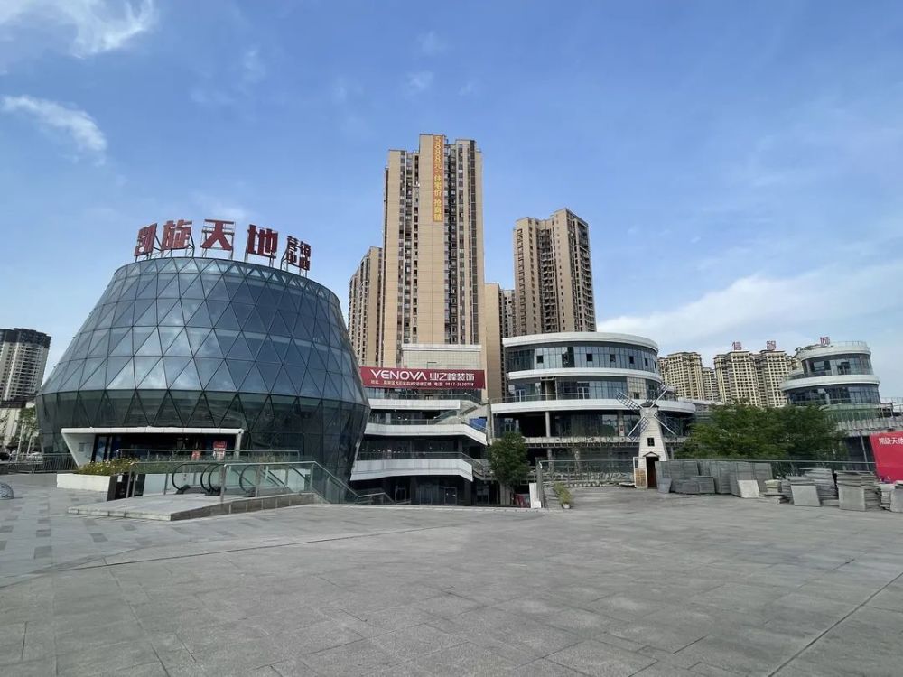 会展天街01而在高坪的安汉新区和会展新城片区,有两个商业体已经建成