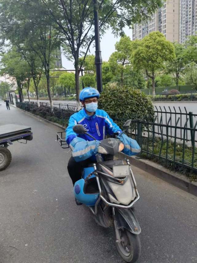 "不为别的,只为大家平平安安"90后外卖小哥留守站点,他想帮助更多的人