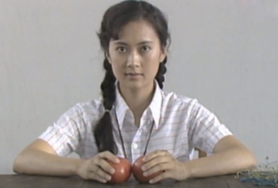 谭小燕饰演的施肖萌是周志明的女友,在周志明蒙冤的时候,她不顾家人