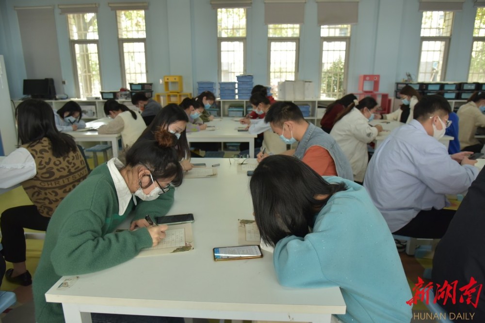 硬笔书法培训加盟品牌长沙市开福区四方坪小学开展教职工硬笔书法比赛