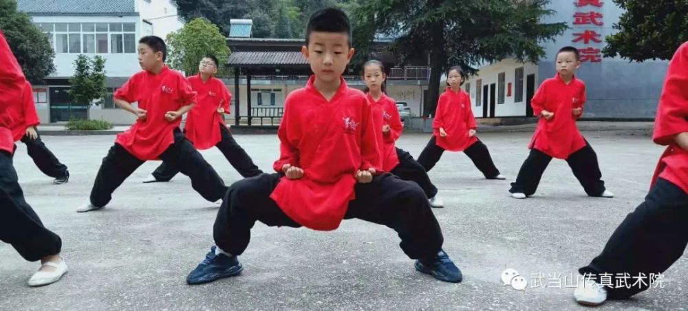 武当山传真武术院的不少学员自幼就跟随师父习武,甚至学校的一些武术