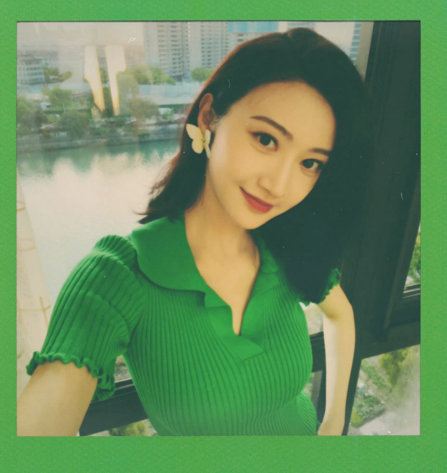 景甜的造型好满分绿色针织上衣配牛仔裤清新甜美又时髦