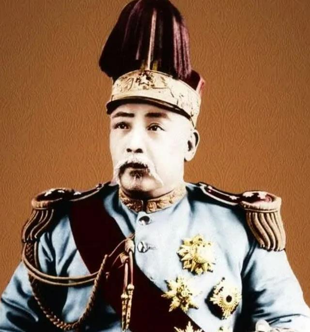 1915年,袁世凯更加变本加厉,自称为是皇帝,这种倒行逆施的行为也遭到