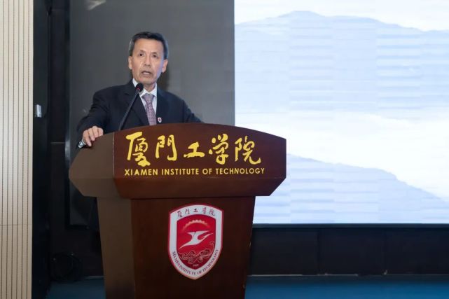 李德文董事长,田东平校长,朱瑞元书记,李雄虎副校长上台为获奖学生