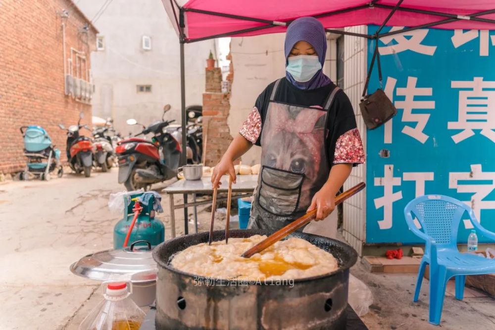 云南最神秘的美食街一年只卖一个月来的汽车堵出2公里