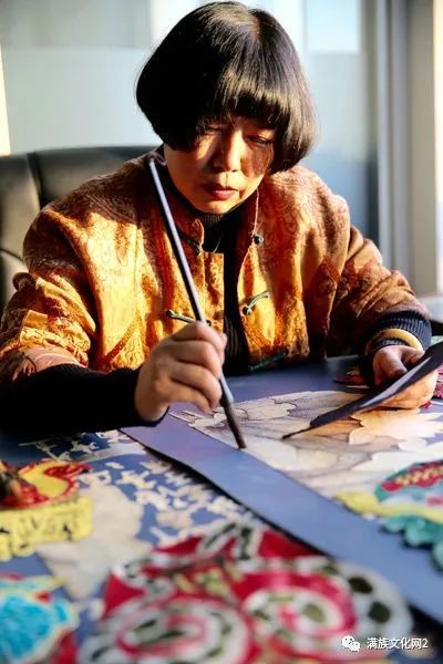 特邀省级非遗传承人张琳老师以非物质文化遗产鱼皮画为创作蓝本和基调