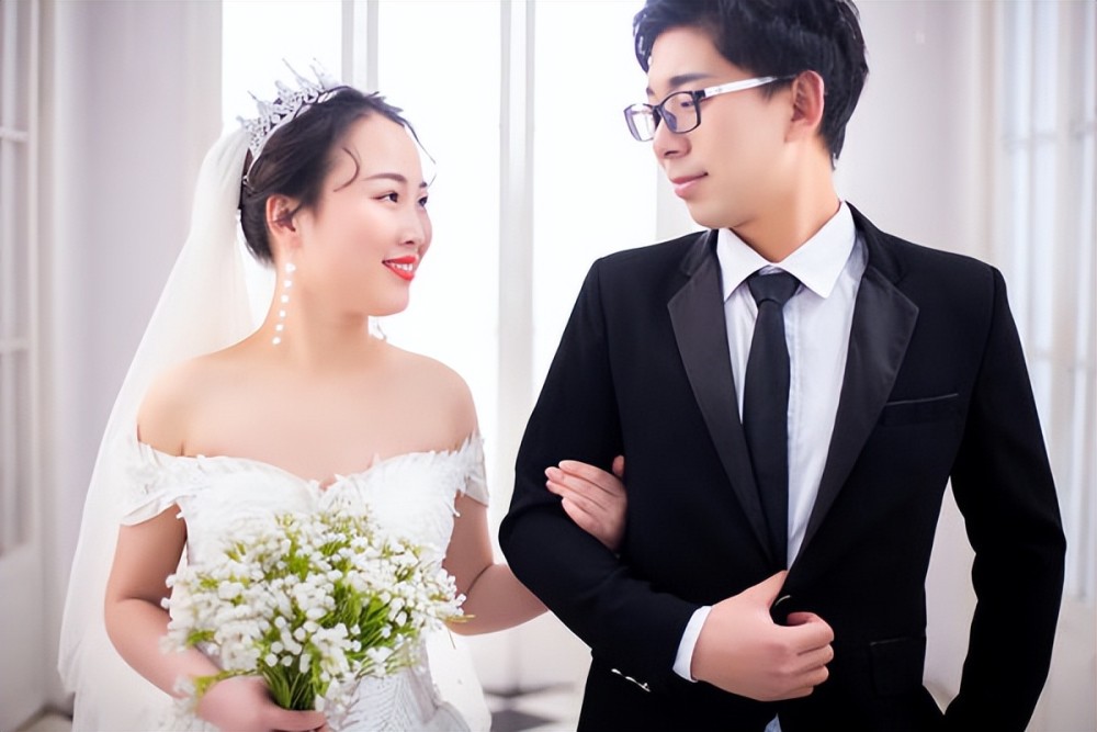 白发孝女底慧敏19岁带瘫痪母亲上大学24岁带着母亲出嫁