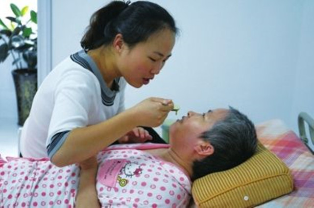 "白发孝女"底慧敏:19岁带瘫痪母亲上大学,24岁带着母亲出嫁