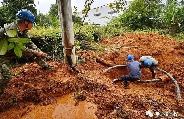 架空式:指通过电线杆敷设高压电缆,此种电缆架设方式多采用在城市边缘