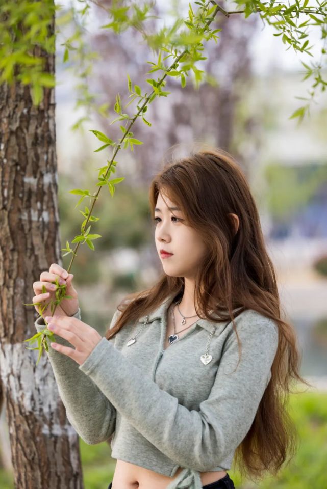 花瓣落在你的指尖如同银铃一般盈盈笑语在耳畔回旋让人流连你唇角的一