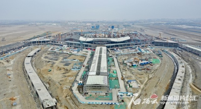 乌鲁木齐国际机场改扩建工程航站楼主楼钢网架结构屋盖全面封顶