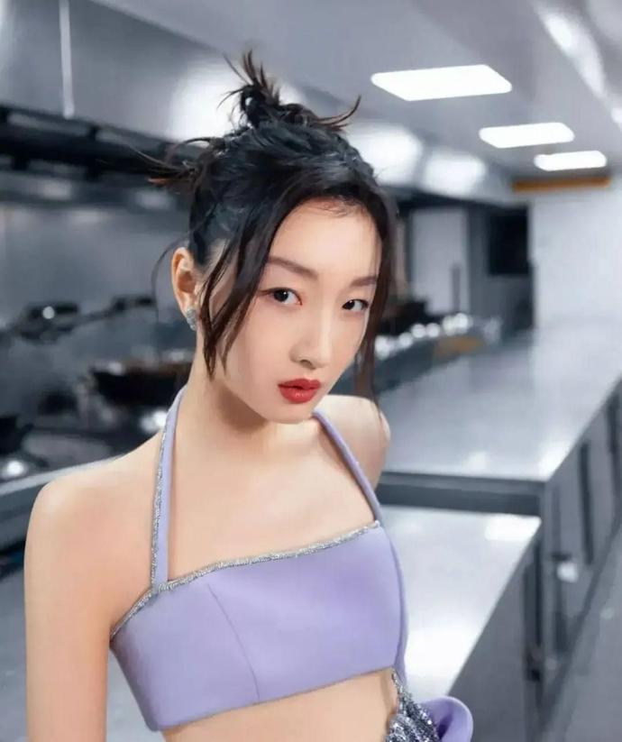 小编认为平胸女星,也有独特的美感!