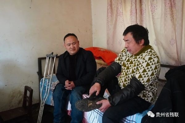 用双拐书写爱的人生记大方县残联工作人员陈烈道