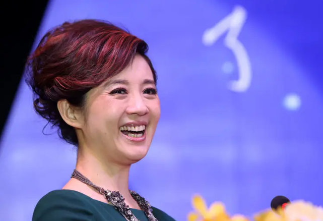 她曾是央视主持人,如今却突然消失,因为她去做超级富太了