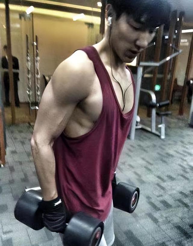 如上图,清晰可见的人鱼线显得张亮性感有魅力,作为模特,张亮非常专业