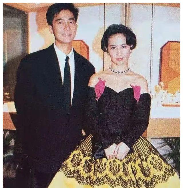 何超琼和陈百强出席节目注意两人不经意眼神喜欢是装不出来的