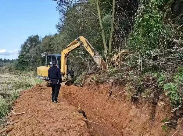 鹰潭市贵溪市天禄镇清渠引水保灌溉人大代表助春耕