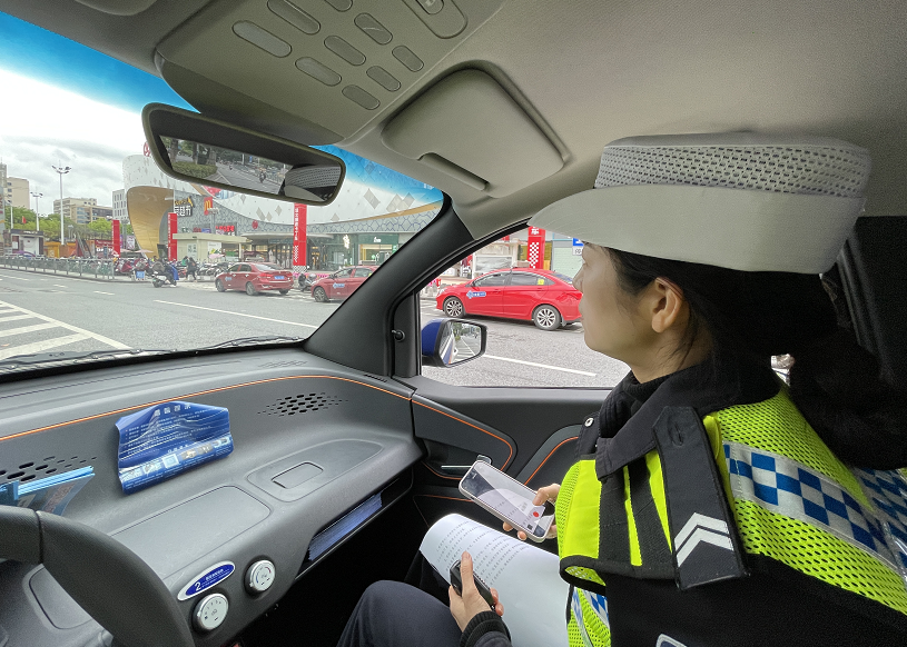 桂林街头女警柔性喊话穿黑色马甲的小姐姐请您戴上头盔