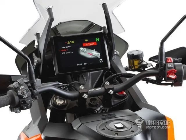 ktm 1290 super adventure s lc8 v型双缸发动机能够提供160匹马力和