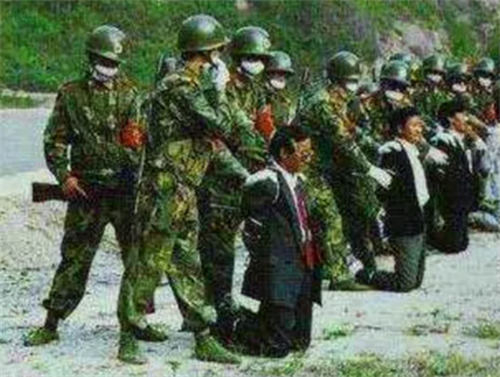 含泪签完字后被押赴刑场,全程表情镇静|张君|抢劫罪|故意杀人罪