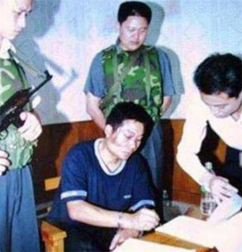 2001年张君被执行死刑含泪签完字后被押赴刑场全程表情镇静