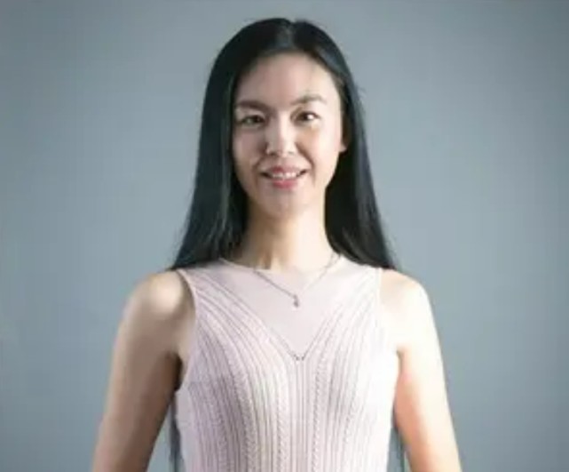 她看世界的人离开舞台的王蕾蕾不久后遇到了自己的命中注定——艾淑义