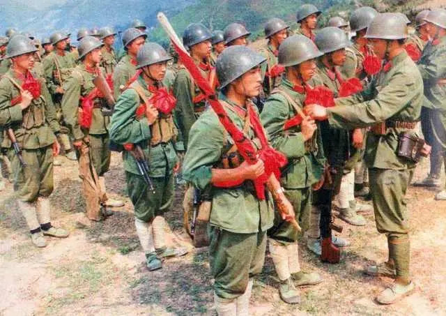 1985年邢志强率全班坚守老山117天无一阵亡军长亲自向他敬酒