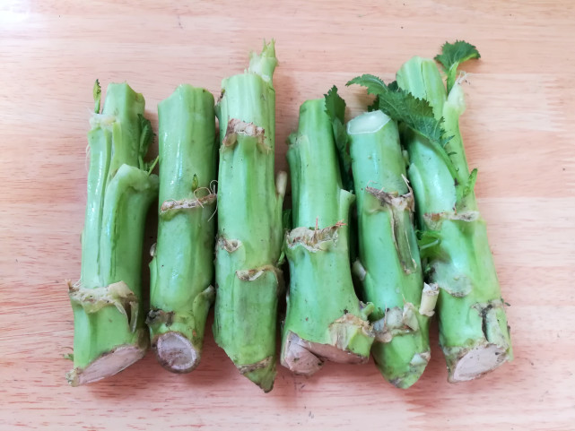 芥菜梗跟芥菜叶子一样,含有丰富的钙,大量的植物纤维素和多种维生素