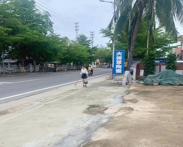 海南:女高中生穿短裙帮环卫工妈妈扫地,围观大爷的表情亮了