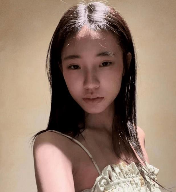 小s14岁二女儿深夜晒照,长相漂亮清纯可人,越长越像姨母大s|许韶恩