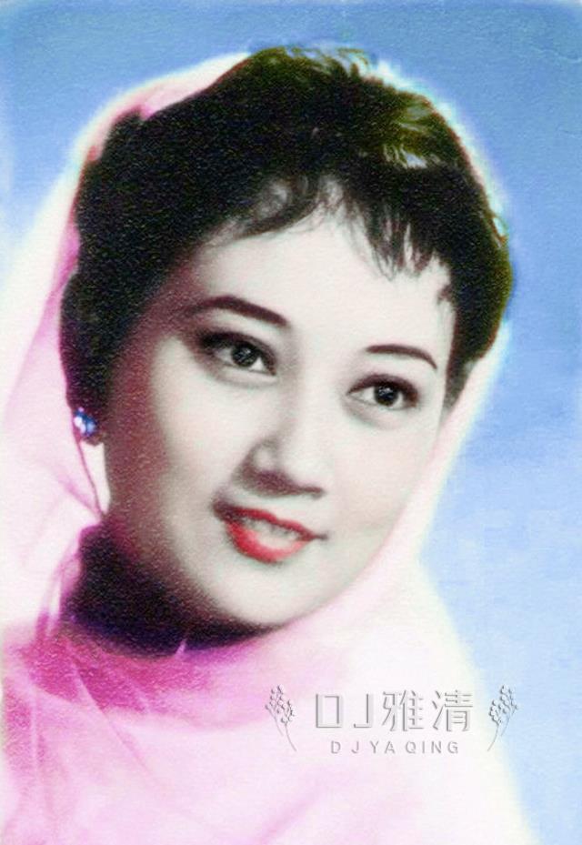 上图是王晓棠在舞台上出演对口剧《人民的好书记》时的剧照.