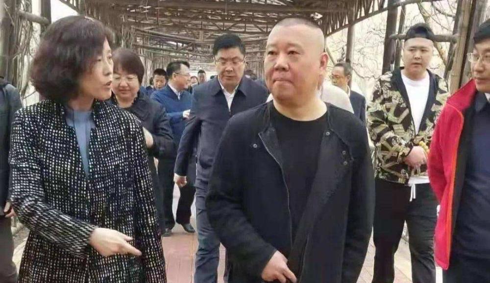 这是要进军足球德云社郭德纲现身天津考察泰达足球场