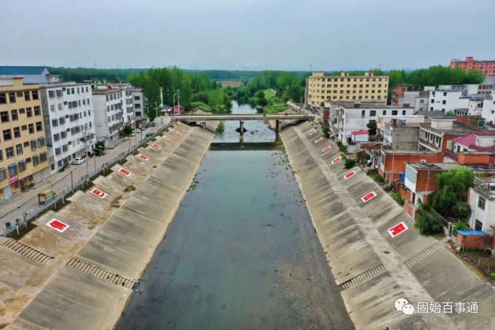 的地标老水牛也改造了郭陆滩镇的老街老房子以前是郭陆滩的卫生院墙面