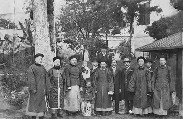1901年7月12日,18岁的醇亲王载沣(中坐者)以"头等专使大臣"名义离京