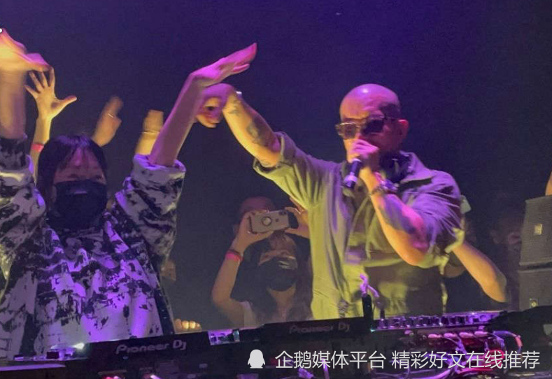 具俊晔登台墨镜刷碟嗨全场小s从包厢摇上台献拥抱