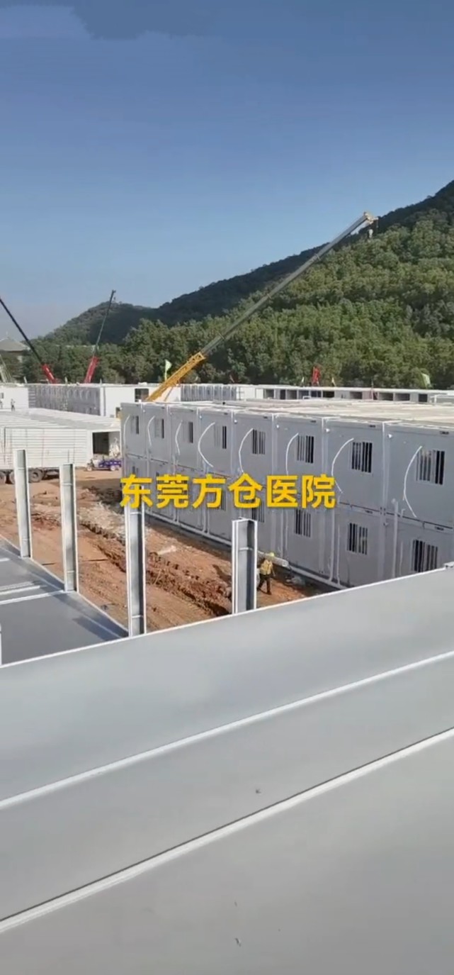 东莞最大的方舱医院正在建设中,是双层结构,可以容纳两千张床位