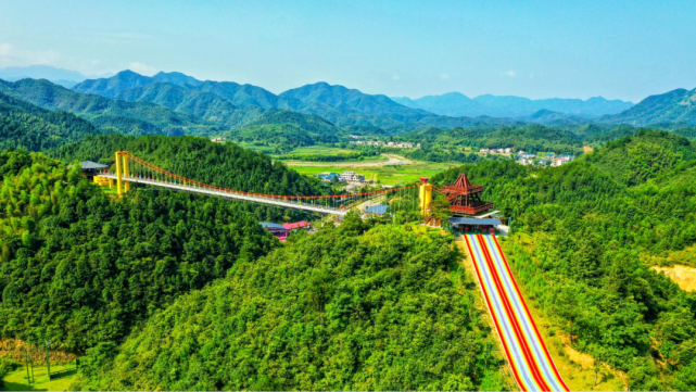 柃蜜小镇旅游度假区内主要分为白崖山风景区以及柃蜜动物园两个板块.