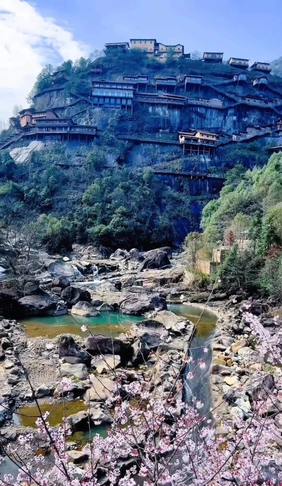 江西花了数亿元在悬崖上建了一个神仙小镇包含胡氏宗祠