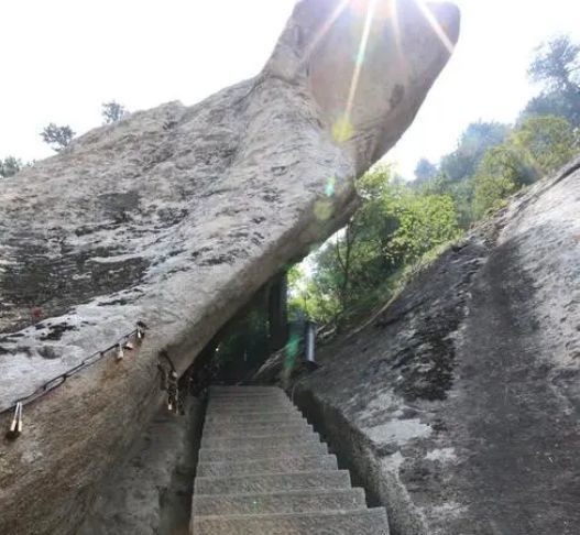 避诏岩位于华山南峰天门西北部.